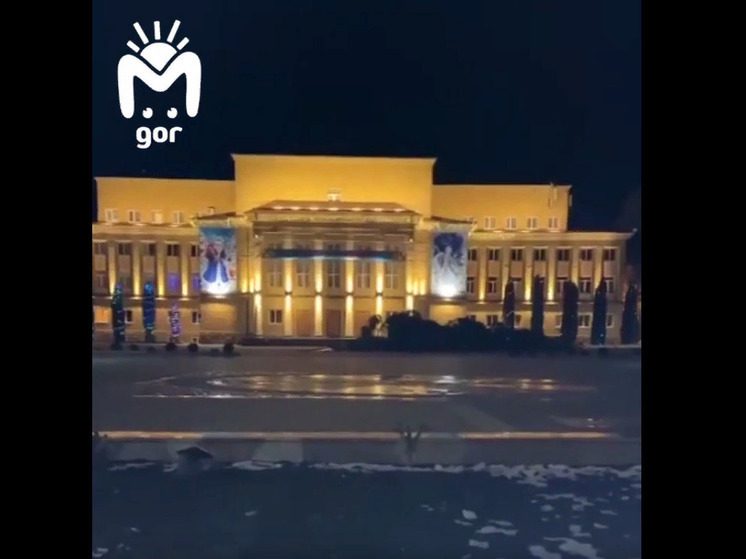 Ёлка на главной площади Карачаевска упала из-за сильного ветра