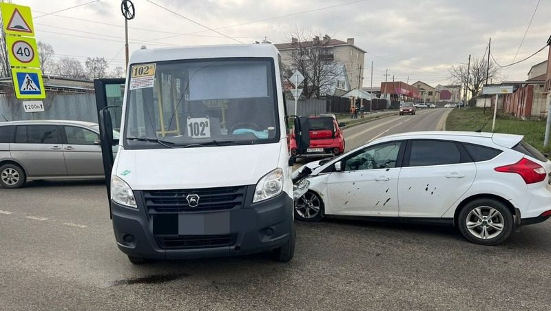 Маршрутка и легковой автомобиль столкнулись в Михайловске