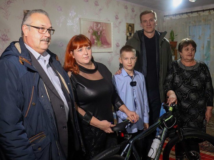 Мэр Ессентуков лично вручил мальчику из Антрацита загаданный на «Елке желаний» велосипел