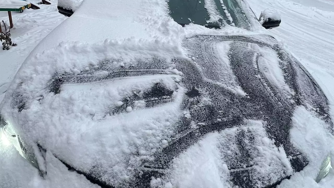 Мэру Пятигорска пришлось откапывать свой автомобиль из-под снега0
