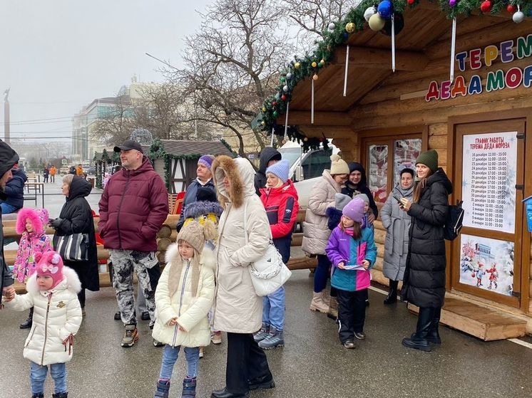 На главной площади Ставрополя начал работу терем Деда Мороза