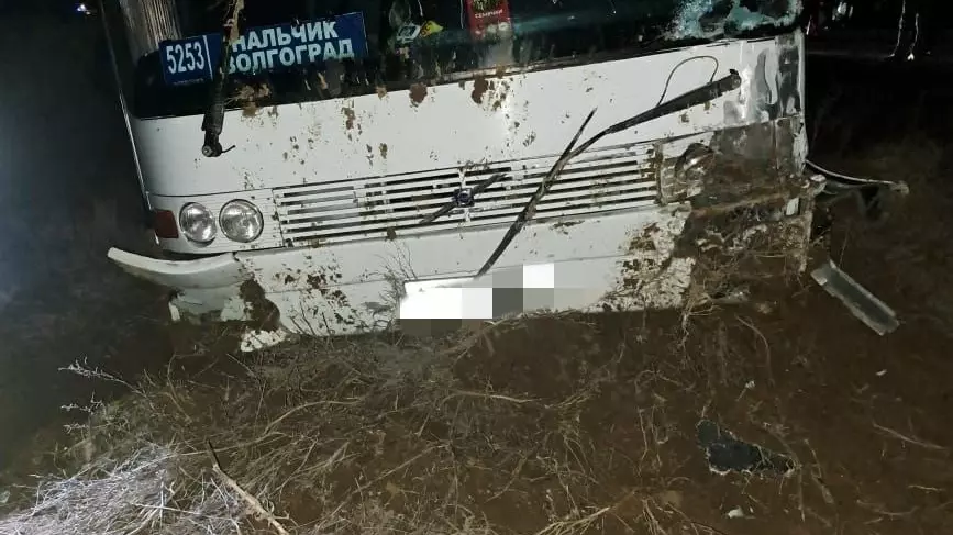 На Ставрополье водитель легковушки врезался в рейсовый автобус, он погиб0