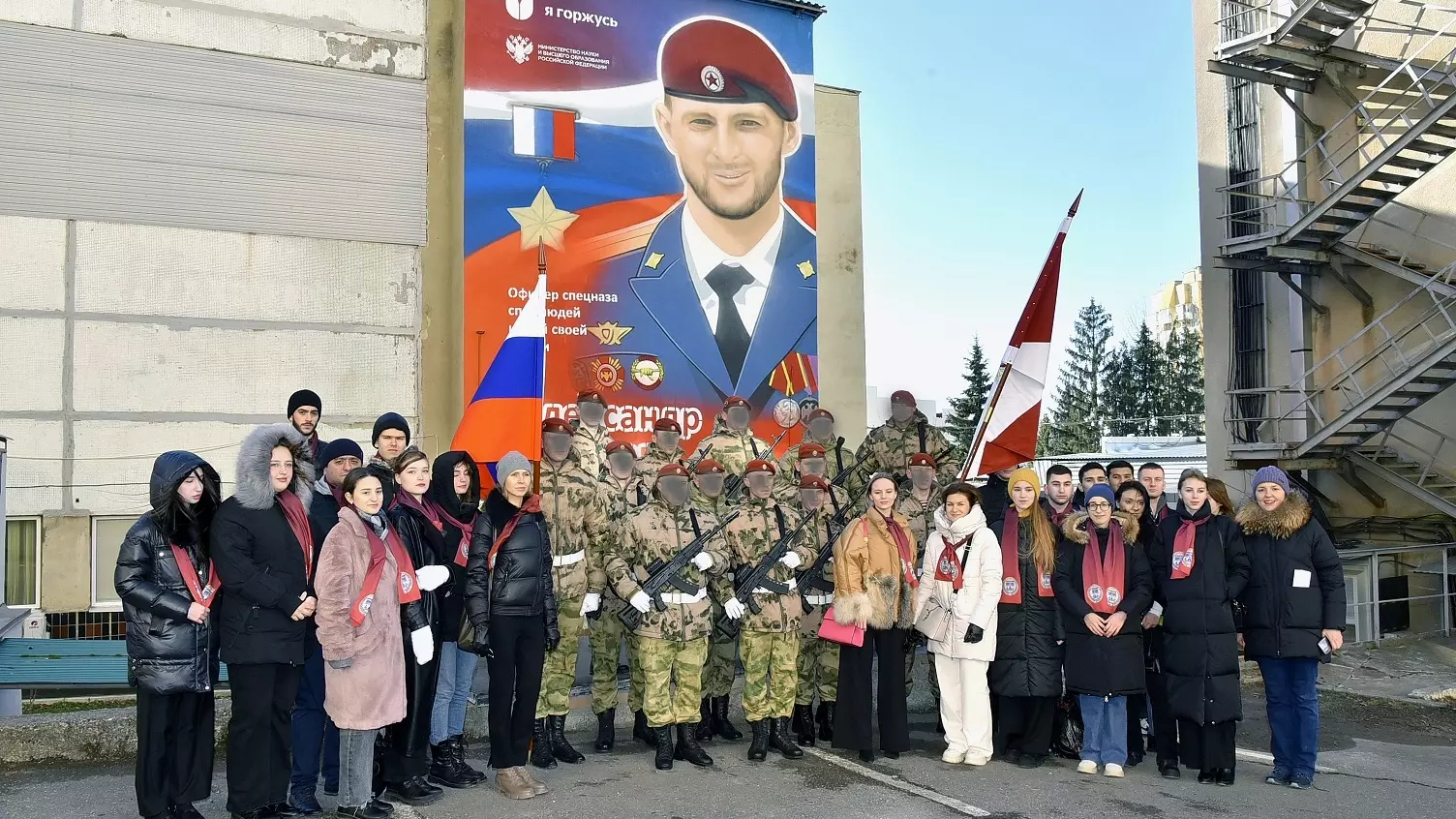 Теперь на здании корпуса вуза появился мурал с портретом Потапова и надписью «Я горжусь».