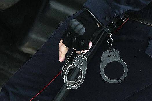 Полицейский обвинил россиянина в хранении наркотиков и был арестован