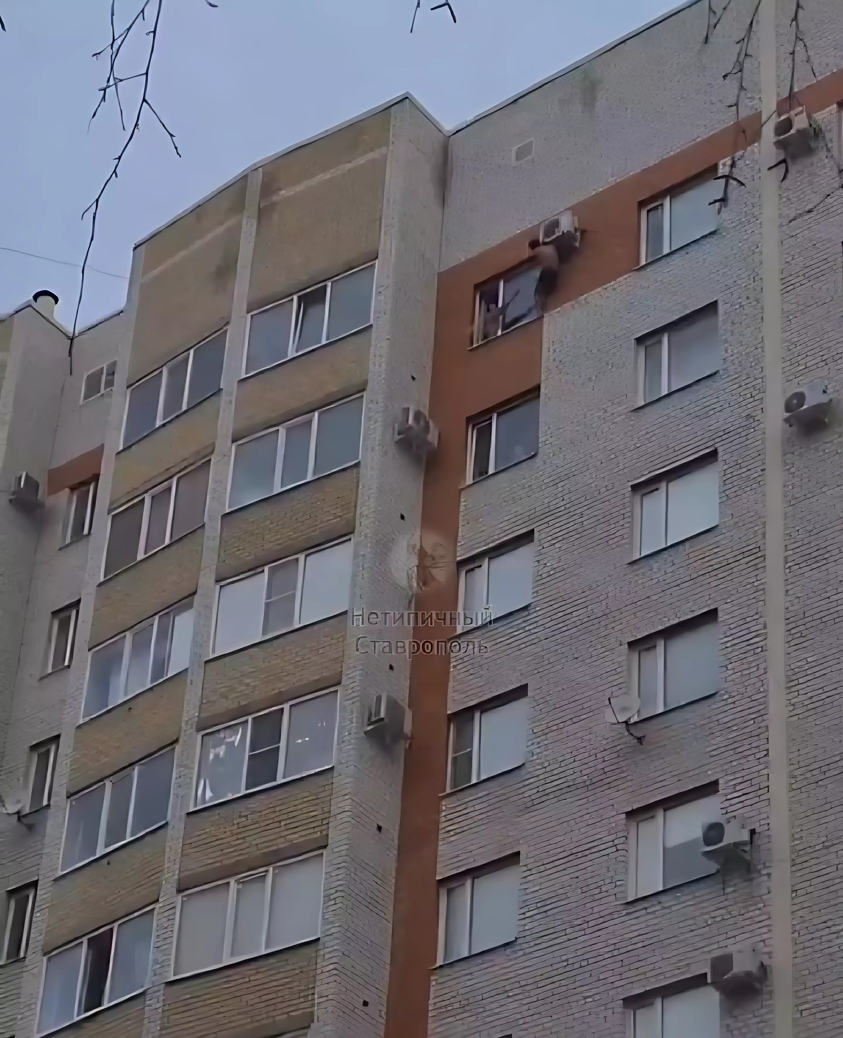 Раздетый мужчина повис на кондиционере за окном многоэтажки в Ставрополе0