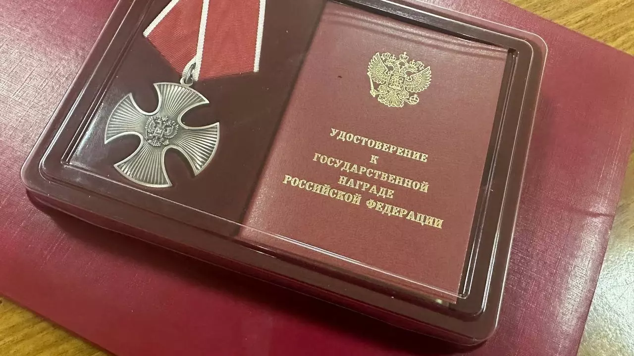 Он уточнил, что вручил Орден Мужества близким погибшего Дмитрия Жукова из поселка Урожайный