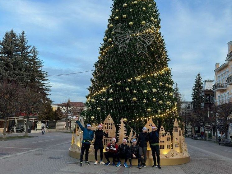 Семеро атлетов пробежали забег, сфотографировавшись у главных ёлок городов КМВ