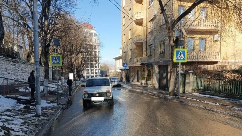 Так, в Кисловодске водитель «Нивы» сбил двух школьниц, которые переходили дорогу по пешеходному переходу на улице Чкалова.