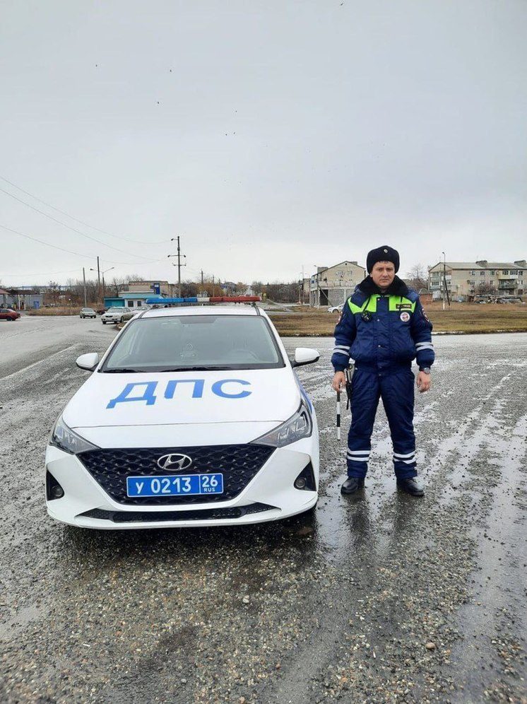 Ставропольский полицейский отбил у мошенников старушку, спешившую в банк по их заданию