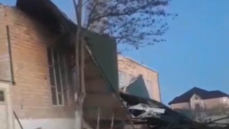 Ураганный ветер сорвал крышу школьного спортзала в Дагестане