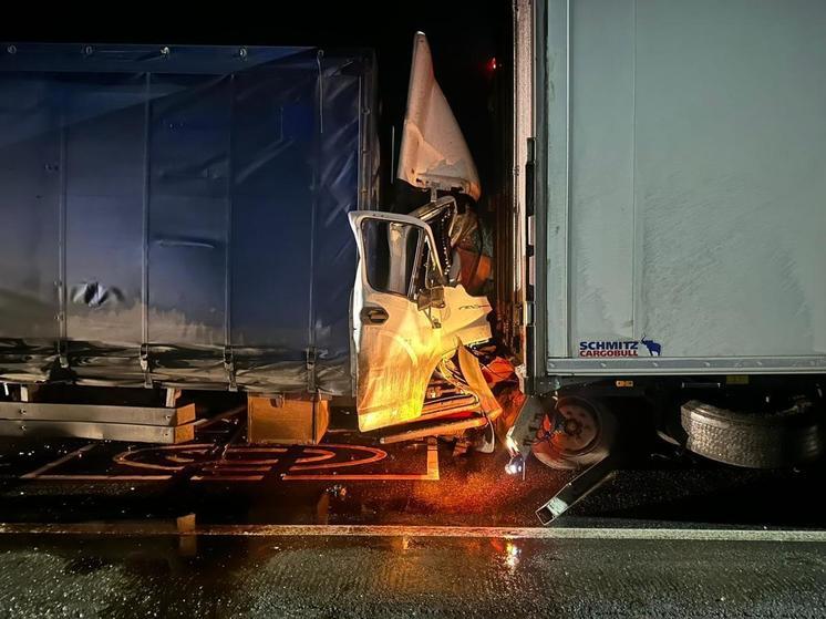 Уснувший водитель спровоцировал аварию двух большегрузов на Ставрополье
