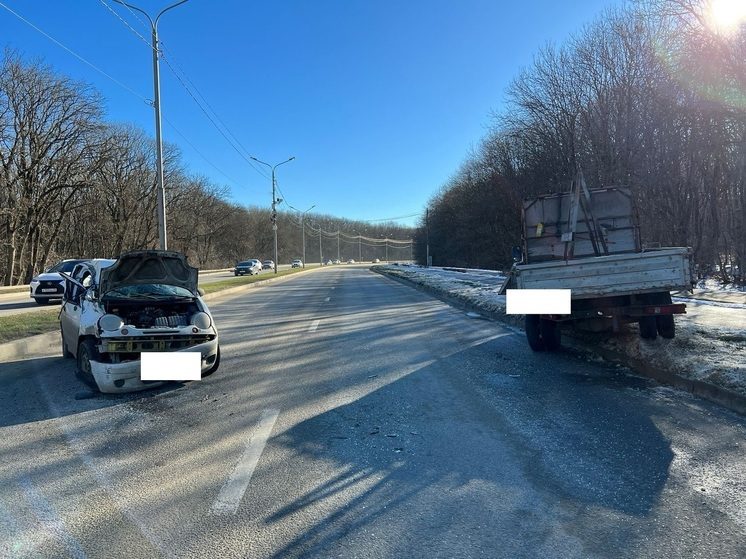 В Ставрополе водитель врезался в стоящую на аварийке грузовую ГАЗель