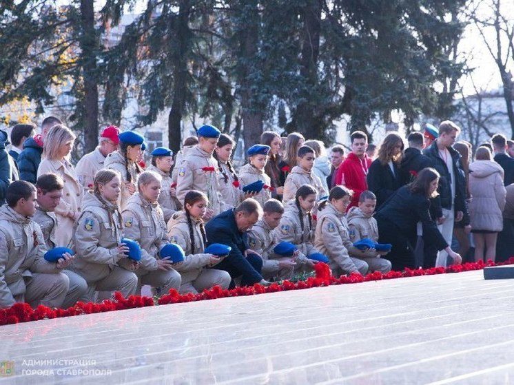 В Ставрополе возложили цветы на мемориале «Огонь Вечной Славы»