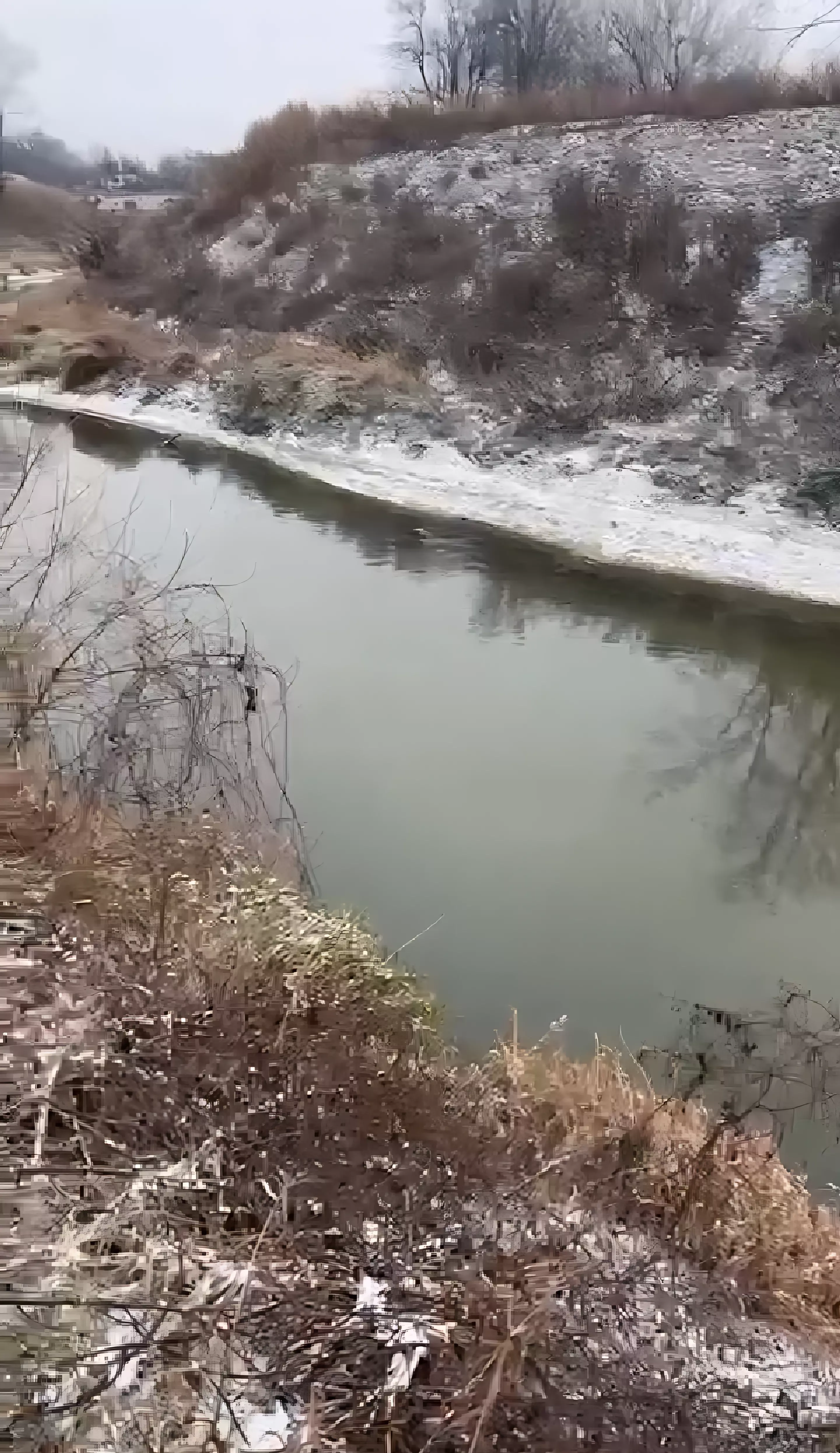 Власти Минеральных Вод не видят в реке Кума мазутные пятна, которые беспокоят жителей0