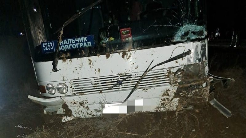 Водитель легковушки погиб после столкновения с пассажирским автобусом в Арзгирском округе