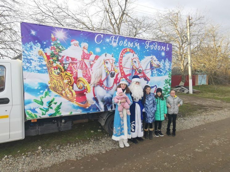 Жителей Минвод поздравляют артисты «Дома культуры на колесах»