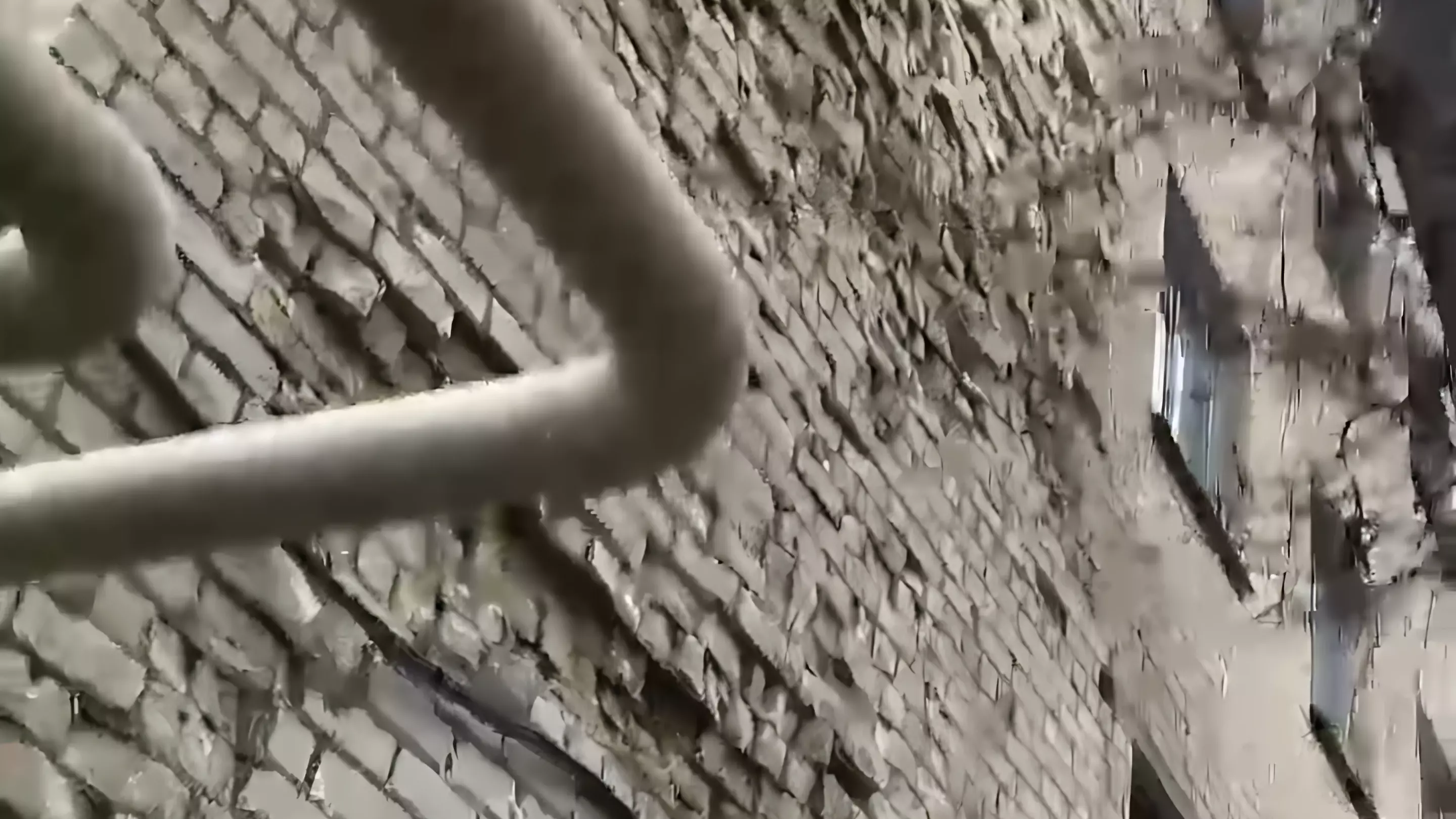 Жители Ставрополя показали свой многоэтажный дом с выпадающими из стены кирпичами0