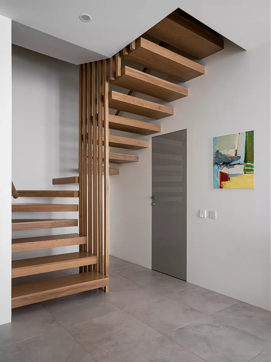 Сдержанный интерьер двухэтажной квартиры с «парящей» лестницей — проект Юлии Коробейниковой