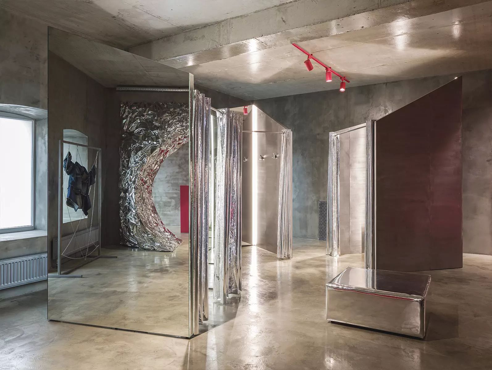 Скульптурная розовая лестница в интерьере казанского магазина одежды — проект бюро AR ARCHITECTS