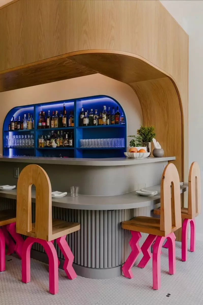Открытая кирпичная кладка и неоновый свет в интерьере семейного кафе — проект Format Architecture Office