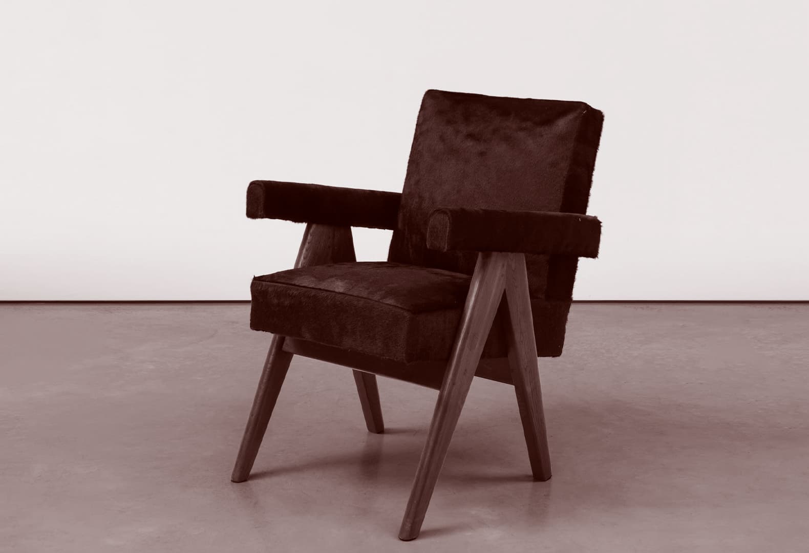 Кресло по дизайну Пьера Жаннере. Фото: Carpenters Workshop Gallery