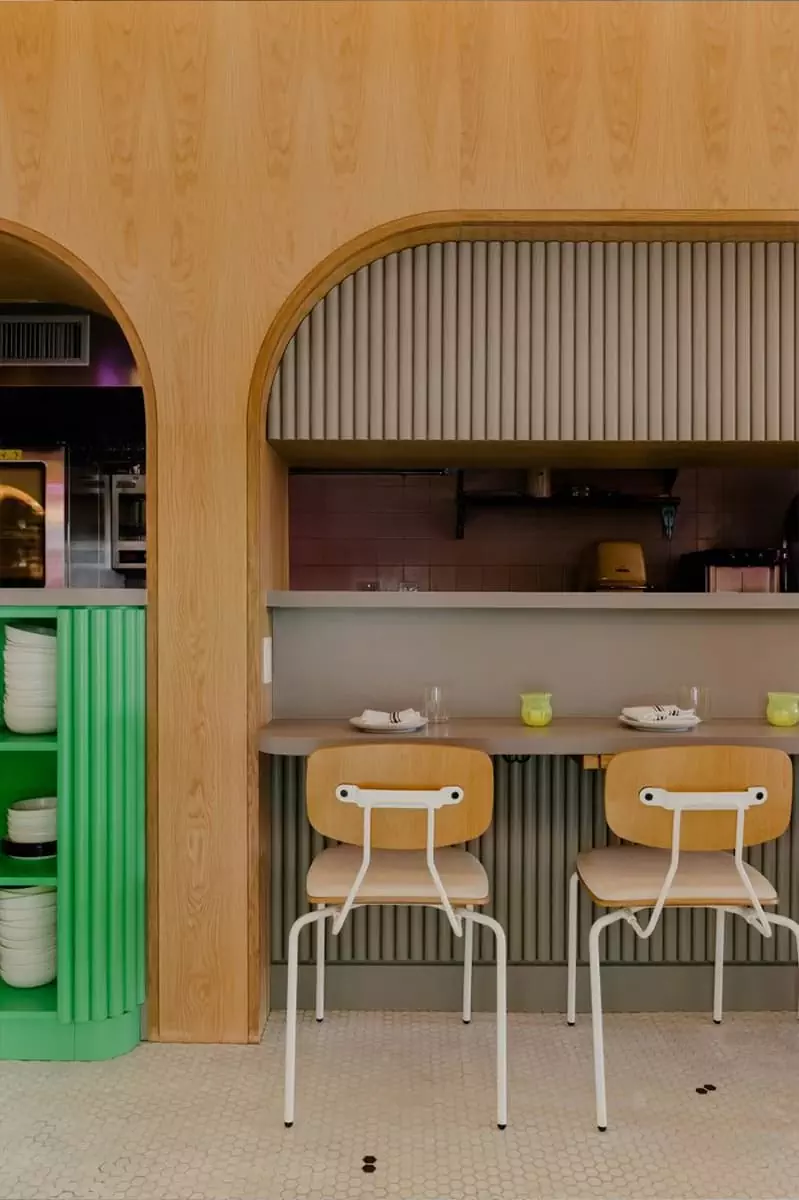 Открытая кирпичная кладка и неоновый свет в интерьере семейного кафе — проект Format Architecture Office