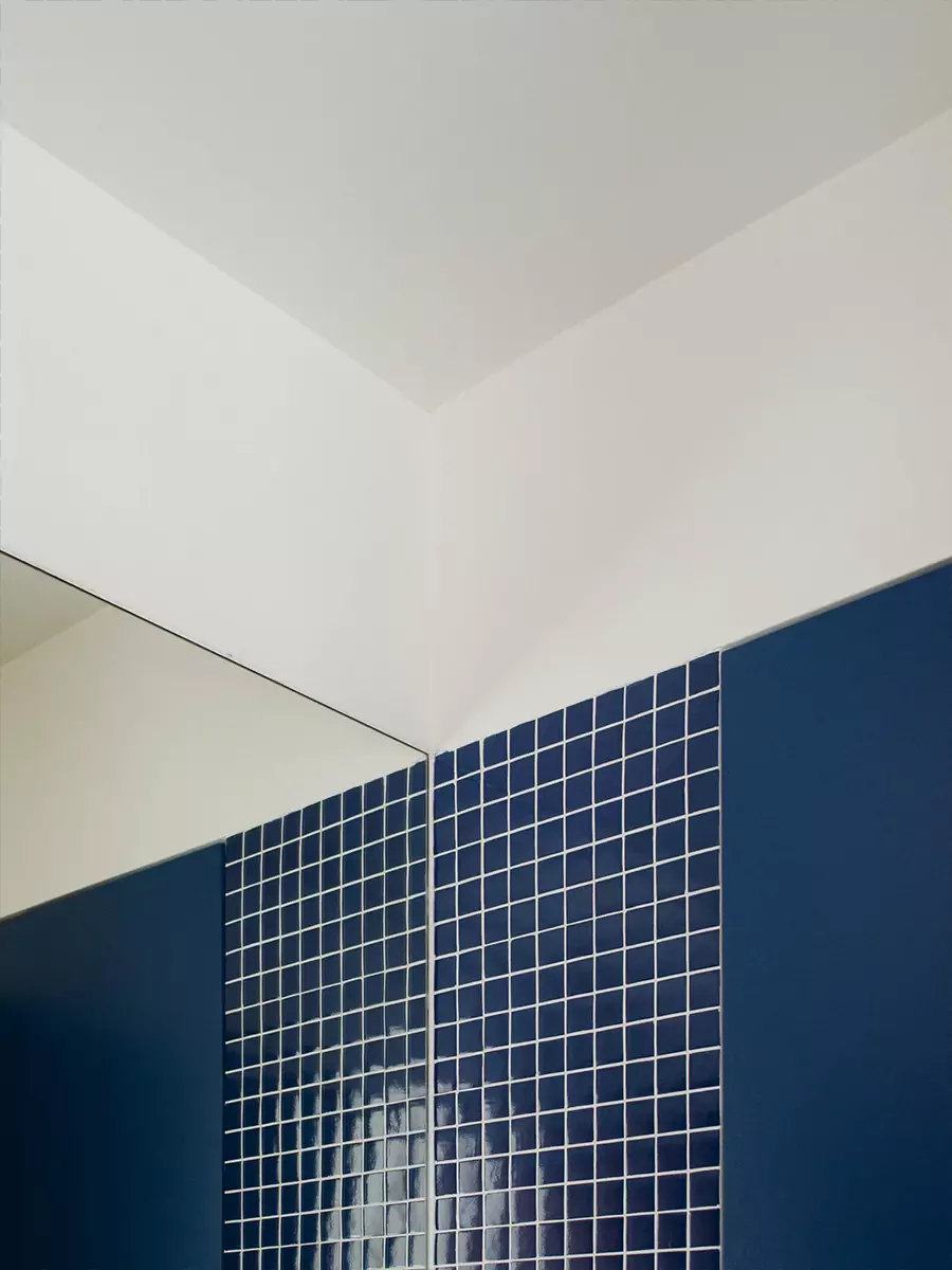 Тысяча стеклоблоков и ярко-синий санузел в интерьере офиса испанской дизайн-студии — проект ABEZ Design