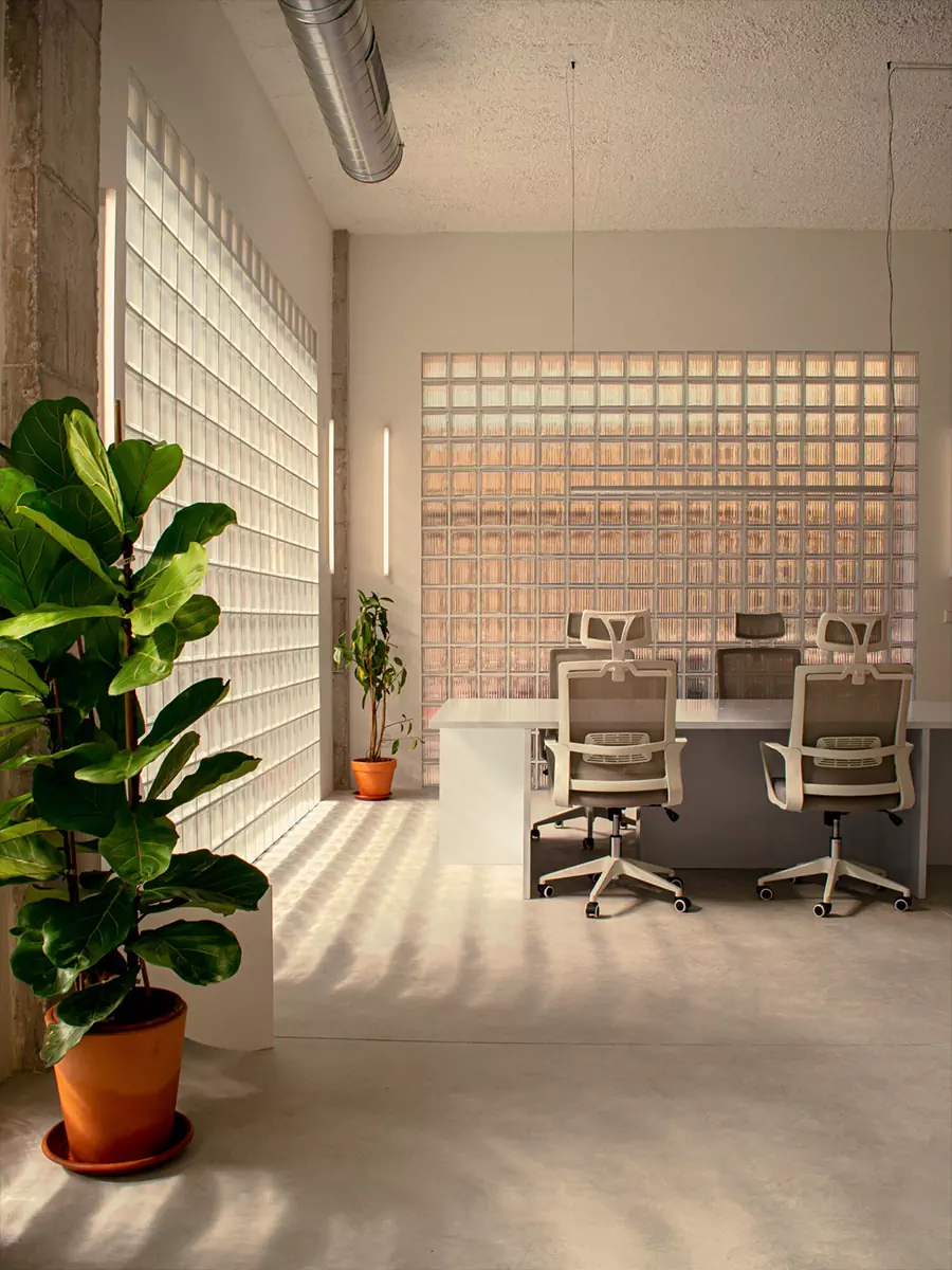 Тысяча стеклоблоков и ярко-синий санузел в интерьере офиса испанской дизайн-студии — проект ABEZ Design