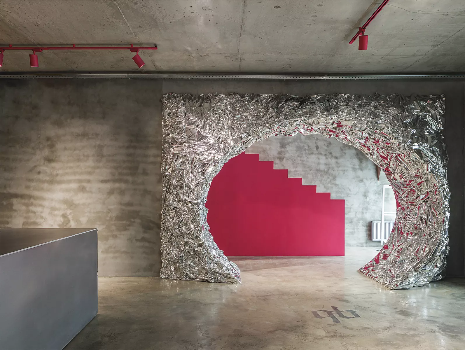 Скульптурная розовая лестница в интерьере казанского магазина одежды — проект бюро AR ARCHITECTS