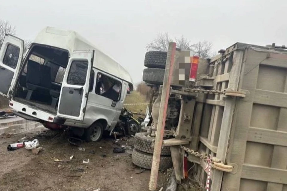Четверо человек пострадали и семеро погибли в результате аварии. Фото: пресс-служба МЧС России.