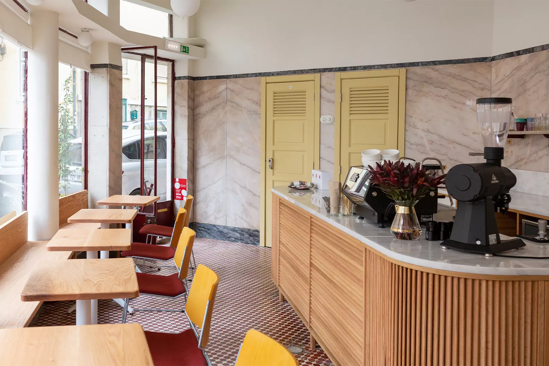 Модернистский интерьер португальского кафе с богатыми исходными данными — проект Ольги Чут