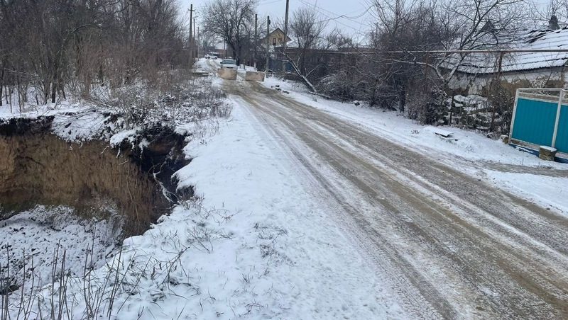 Движение ограничили в станице Новотроицкой из-за обрушения берега реки