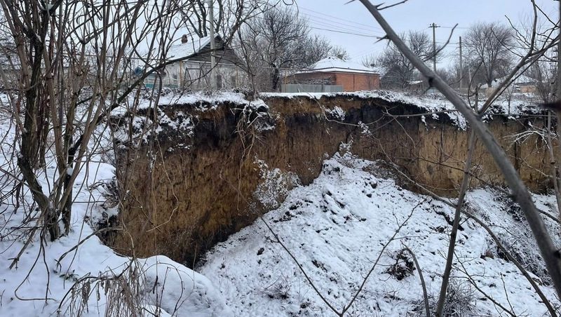 Движение ограничили в станице Новотроицкой из-за обрушения берега реки