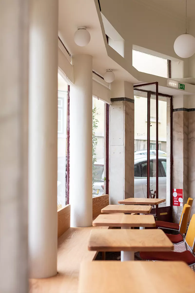 Модернистский интерьер португальского кафе с богатыми исходными данными — проект Ольги Чут