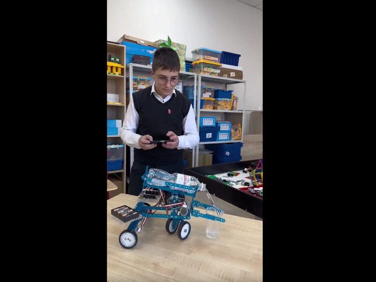 Ингушский школьник изобрёл робота-официанта