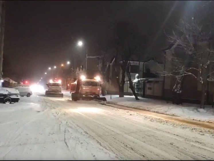 Коммунальная техника продолжает расчищать улицы Ставрополя от снега