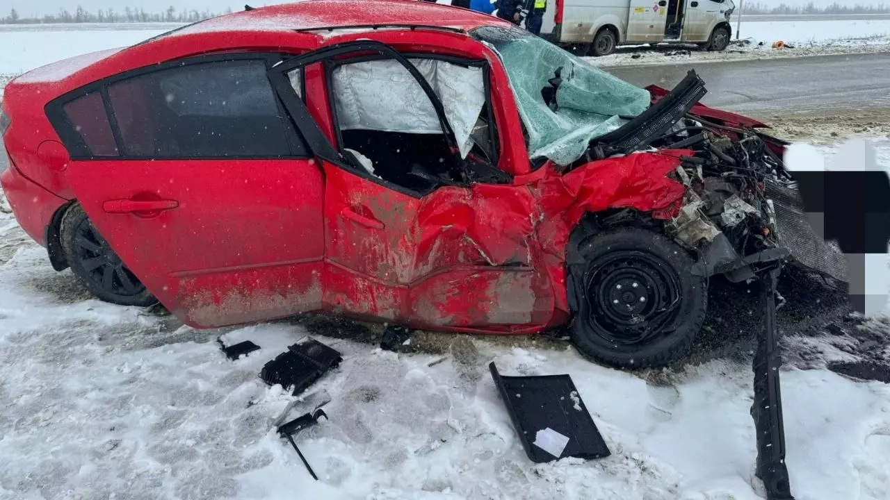 Машина всмятку: маршрутка и иномарка столкнулись, лихачка погибла на Ставрополье1
