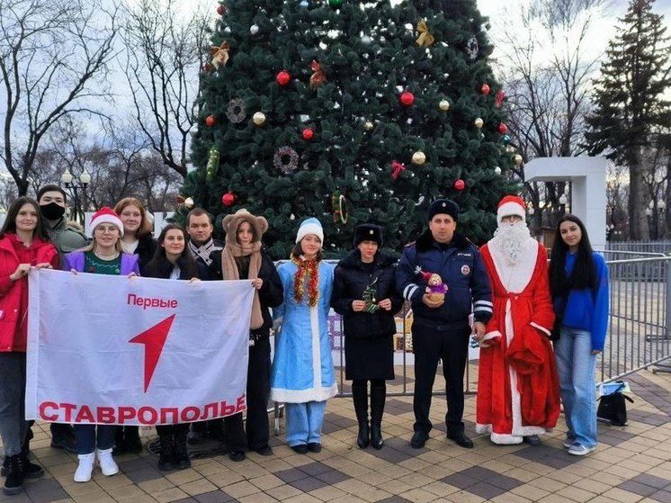 Минераловодские активисты поздравили встречающих Новый год на рабочем месте горожан