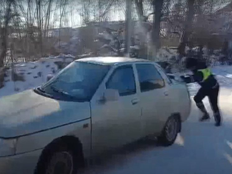 На Ставрополье экипажи автоинспекции вытаскивают из сугробов застрявшие автомобили