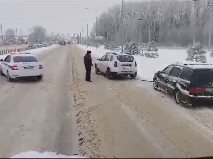 На трассах Ставрополья спасают застрявших в сугробах автомобилистов