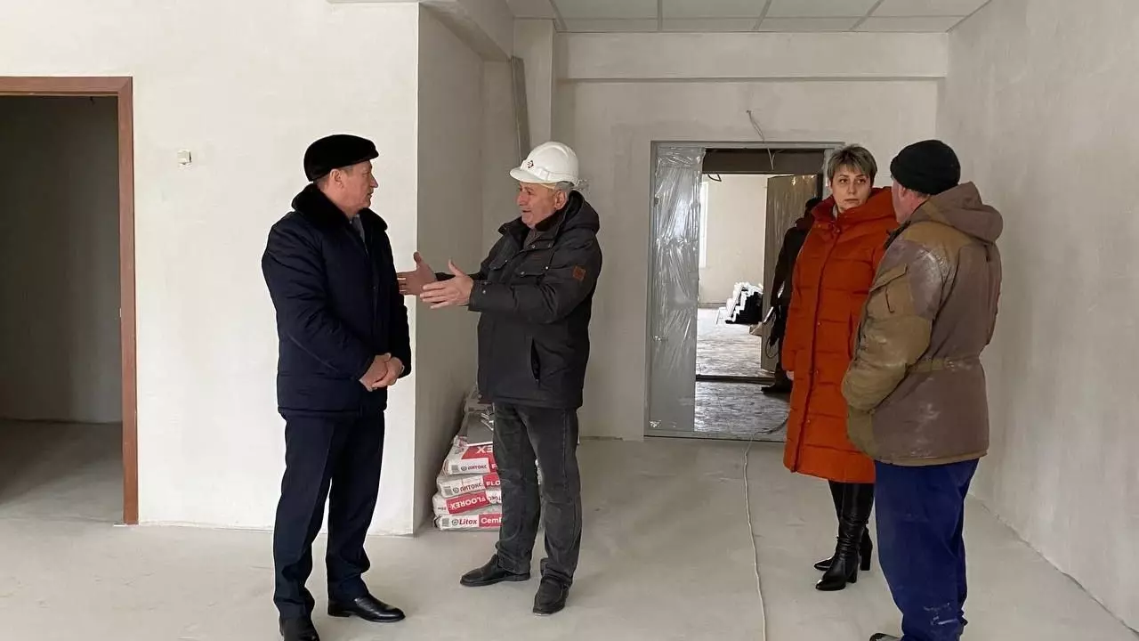 Партдесант ЕР проинспектировал строительство детского сада и фиджитал-центра2