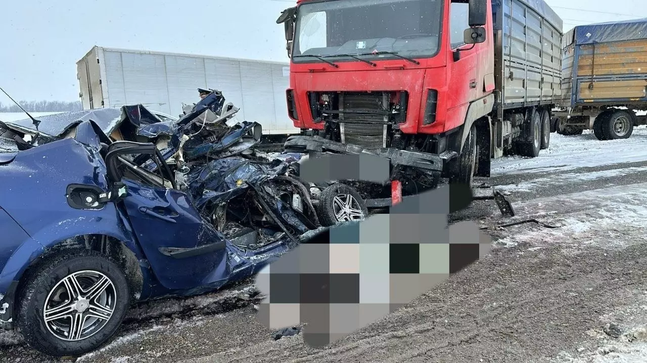 Пассажир иномарки погиб в аварии с «КамАЗом» на Ставрополье0