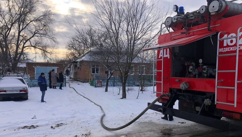 Пожарные потушили дом, загоревшийся в посёлке на Ставрополье