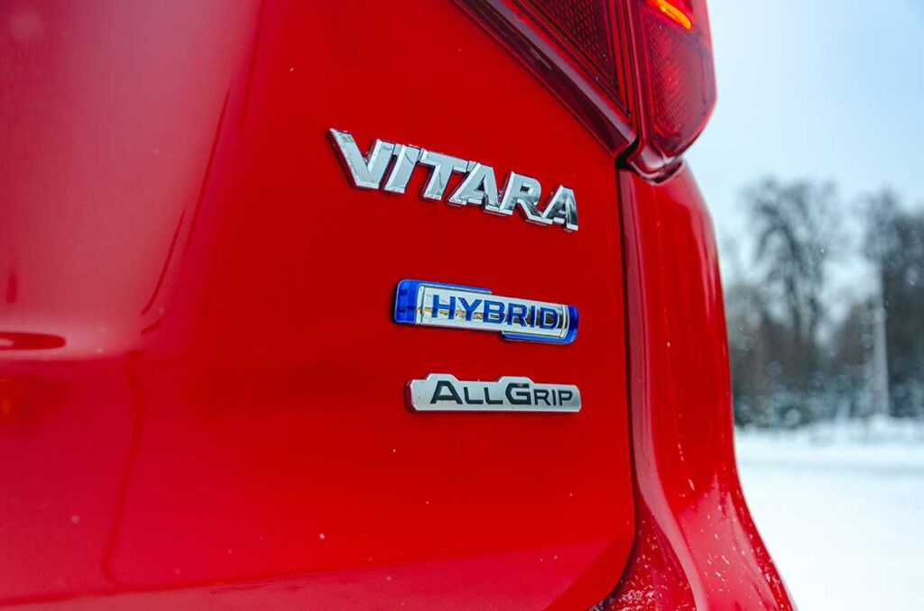 Ретро для «зумеров»: впечатления от езды на Suzuki Vitara Hybrid зимой