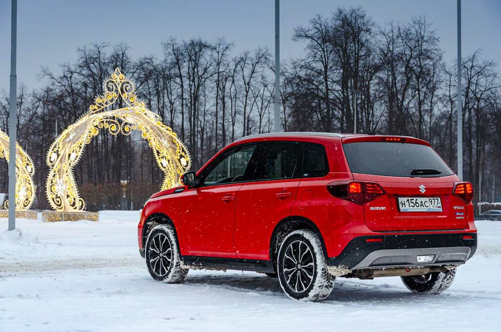 Ретро для «зумеров»: впечатления от езды на Suzuki Vitara Hybrid зимой