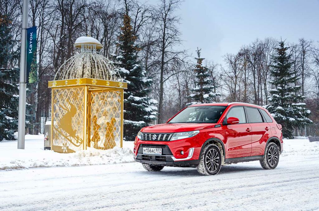 Ретро для «зумеров»: впечатления от езды на Suzuki Vitara Hybrid зимой