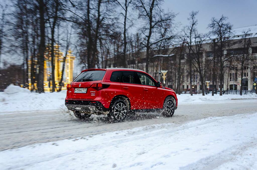 Ретро для «зумеров»: впечатления от езды на Suzuki Vitara Hybrid зимой