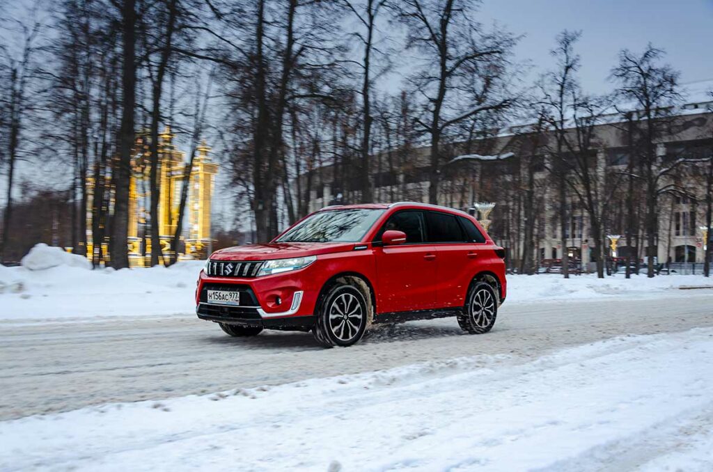 Ретро для «зумеров»: впечатления от езды на Suzuki Vitara Hybrid зимой