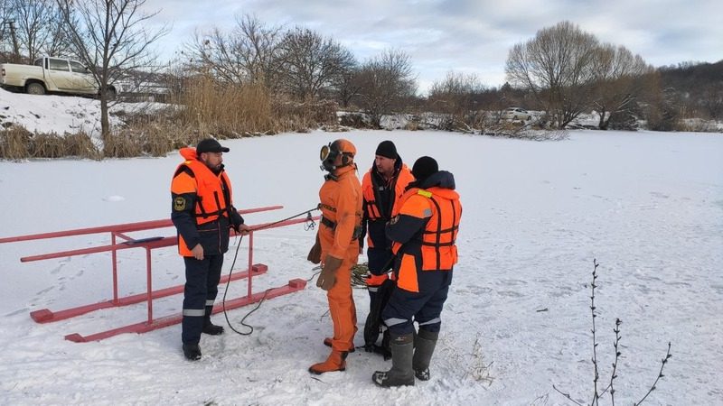 Спасение провалившегося под лёд человека отрабатывают на пруду в Ставрополе