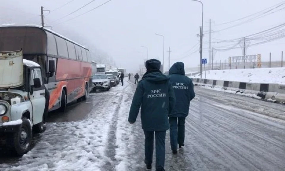 В очереди на выезд из России стоит 1356 большегрузов. Фото: МЧС Северной Осетии
